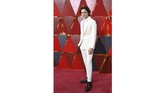 Timothee Chalamet memilih gaya monokrom dengan gaya serba putih. Kemeja putih, tuksedo putih, celana panjang putih, dan bowtie putih semuanya melengkapi penampilannya. (AFP PHOTO / ANGELA WEISS)