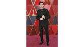 Tom Holland tampil dengan tuksedo yang tak biasa tampil di karpet merah. Dia memakai double breast tuksedo dari Hermes Menswear dan membuatnya bergaya bak mata-mata Inggris James Bond. (Neilson Barnard/Getty Images/AFP)