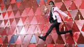 Darrell Britt-Gibson bergaya tak biasa dengan menggunakan kemeja putih, dasi hitam, dan celana 'ngatung' berwrna hitam. Hanya saja dia memadukan gayanya dengan tambahan tuksedo pink fit dan kerah hitam. (Kevork Djansezian/Getty Images/AFP)