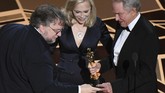 Ketika 'The Shape of Water' diumumkan sebagai pemenang Film Terbaik, sutradara Guillermo del Toro sempat mengecek terlebih dahulu isi amplop yang dipegang oleh Faye Dunaway dan Warren Beatty. Adegan tersebut mengingatkan akan momen salah amplop pemenang Film Terbaik Oscar 2017. (AFP PHOTO / Mark RALSTON)