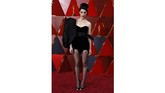 St. Vincent memilih gaun aneh berwarna hitam. Gaunnya yang sangat pendek ini bergaya dengan one shoulder puff dan belt besar dan panjang ini memiliki detail aneh di bagian bawahnya. Gaunnya terlihat seperti sobek karena tersangkut paku tajam. (REUTERS/Carlo Allegri)