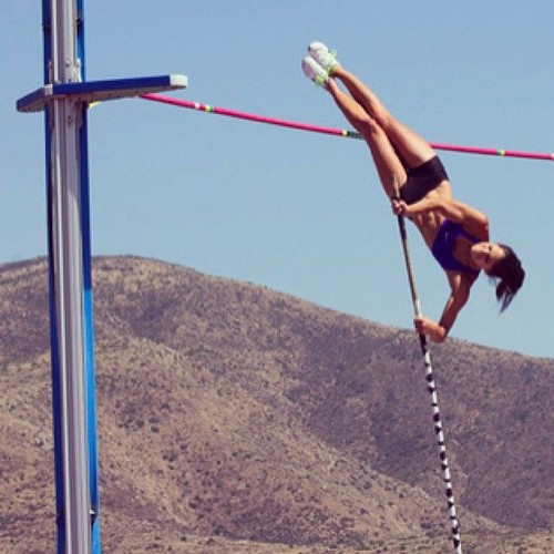 Foto: Terpana Pesona Atlet Cantik Lompat Galah yang Buat Hati Pria Bergetar