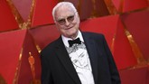 James Ivory yang memenangkan satu piala Oscar dari Call Me by Your Name mungkin terlihat biasa. Jika pria lainnya menggunakan kemeja putih polos, dia bermain dengan 'gambar' wajah di kemeja putihnya. (AFP PHOTO / ANGELA WEISS)