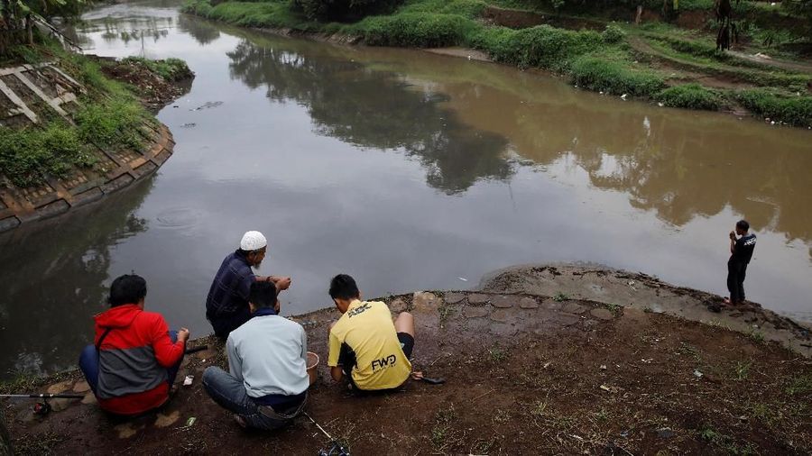 Banyak dari beberapa pabrik industri di kawasan sungai citarum yang membuang limbah industri tanpa proses pengolahan limbah yang mengancam puluhan hektar Sawah.