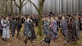 Rumah mode Chanel hampir selalu membuat kejutan di setiap peragaan busananya. Untuk koleksi Fall 2018 di pekan mode Paris Fashion Week 2018, Selasa (6/3), label busana yang digawangi Karl Lagerfeld itu mentransformasi Grand Palais, Paris, menjadi serupa hutan penuh pepohonan. (REUTERS/Pascal Rossignol)