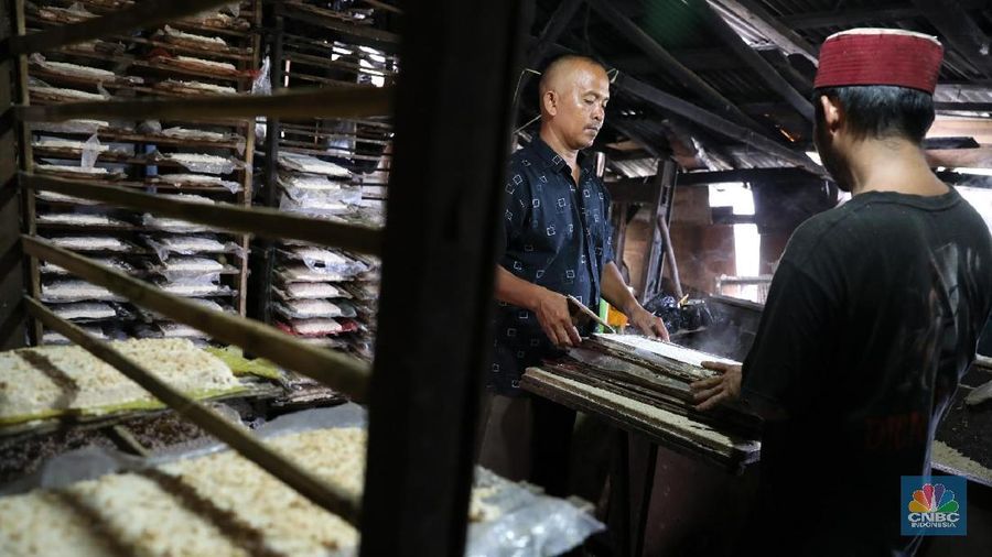Industri golongan Usaha Mikro, Kecil dan Menengah (UMKM) tersebut memproduksi oncom untuk wilayah Jakarta dan sekitarnya dengan harga Rp 4.000 per kotak.