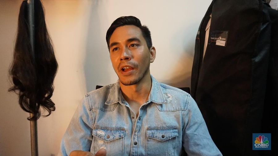 Presenter dan aktor tampan Darius Sinathriya dikenal dengan kecintaannya dengan sepakbola. Berkat sepakbola, ia bisa berjodoh dengan istrinya, Donna Agnesia.