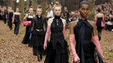 Berikutnya, Chanel menampilkan 12 look gaun renda hitam yang dipadupadankan dengan sarung tangan panjang hingga atas siku warna terang yang mencolok seperti pink atau fuchsia. (REUTERS/Pascal Rossignol)