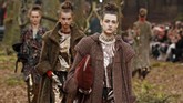 Ini bukan kali pertama bagi Chanel membuat peragaan yang mencolok. Sebelum hutan pepohonan, label busana mewah itu pernah mengubah set peragaan menjadi bandara, stasiun ruang angkasa, dan supermarket. (REUTERS/Pascal Rossignol)