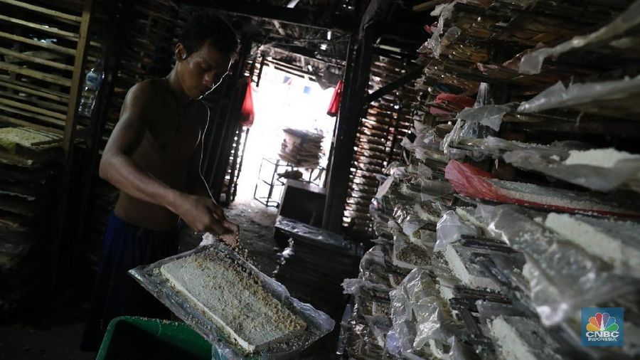 Industri golongan Usaha Mikro, Kecil dan Menengah (UMKM) tersebut memproduksi oncom untuk wilayah Jakarta dan sekitarnya dengan harga Rp 4.000 per kotak.
