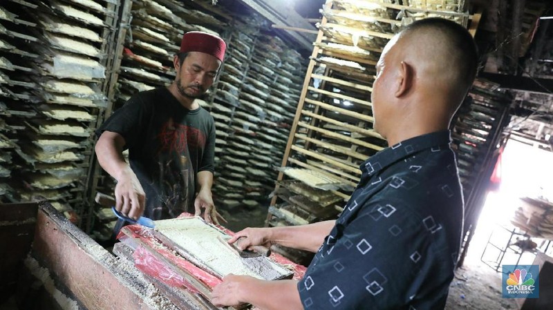 Industri golongan Usaha Mikro, Kecil dan Menengah (UMKM) tersebut memproduksi oncom untuk wilayah Jakarta dan sekitarnya dengan harga Rp 4.000 per kotak.