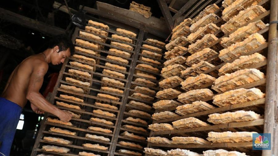 Industri golongan Usaha Mikro, Kecil dan Menengah (UMKM) tersebut memproduksi oncom untuk wilayah Jakarta dan sekitarnya dengan harga Rp 4.000 per kotak.