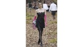 Kiprahnya di panggung mode makin dilirik dan menjanjikan ketika ia juga didapuk berjalan untuk peragaan busana koleksi Fall 2018, Chanel di Paris, pada Selasa (6/3). (AFP PHOTO / Patrick KOVARIK)