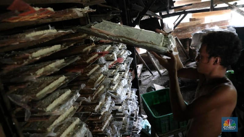 Industri golongan Usaha Mikro, Kecil dan Menengah (UMKM) tersebut memproduksi oncom untuk wilayah Jakarta dan sekitarnya dengan harga Rp 4.000 per kotak.
