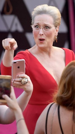 Pakai Gaun Merah di Oscars, Meryl Streep Mirip Ibu Peri dari Film Shrek Pakai Gaun Merah di Oscars, Meryl Streep Mirip Ibu Peri dari Film Shrek