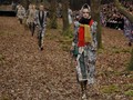 FOTO: Kala Model Peragaan Chanel Berjalan di 'Tengah Hutan'