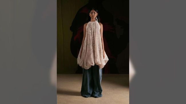 Busana 'Hantu Wanita Indonesia' Toton yang Menyihir Paris