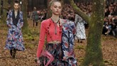 Selain itu, Chanel tak meninggalkan koleksi yang sudah jadi ciri khasnya, dengan bahan tweed, fur coats, dan pluffer khas Chanel yang hadir beragam warna sebagai variasi pilihan. (REUTERS/Pascal Rossignol)