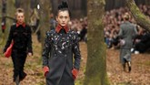 Koleksinya sendiri menampilkan sejumlah parade busana yang beragam dengan dominasi gaya era 80-an, dengan bahan dari tweet, fur coats, gaun renda hitam dan scarf longgar dan kebesaran. (REUTERS/Pascal Rossignol)