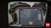 Mayoritas bajaj oranye masih memiliki mesin walaupun sudah karatan karena terkena hujan dan tak lagi digunakan. Mesin bajaj masih terpasang di bawah jok sopir. (CNN Indonesia/Adhi Wicaksono)
