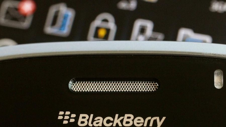 Blackberry yang mengumumkan pemutusan kerjasama dengan TCL Communication dalam memproduksi ponsel berbasis Android.