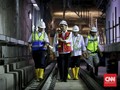 Jokowi Minta Anies Bersihkan Jalan dari Seng Pembatas Proyek