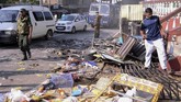 Bentrokan pecah pada Senin (5/3), tak lama setelah pemakaman sang sopir selesai. Polisi menyebut sekelompok umat Buddha menyerang dan membakar toko-toko milik umat Muslim di distrik tersebut. Jenazah seorang warga ditemukan dalam salah satu toko yang terbakar itu. (AFP PHOTO)