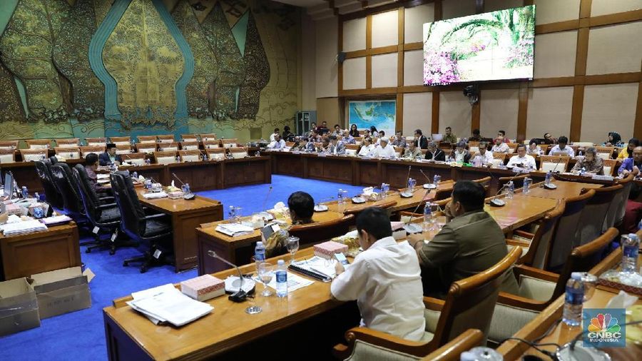 Menteri Energi dan Sumber Daya Mineral (ESDM) Ignasius Jonan membeberkan strategi pemerintah untuk menghindari PT Pertamina (Persero) dari defisit