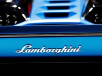 Banting Setir, Lamborghini Kini Produksi Masker Bedah & APD