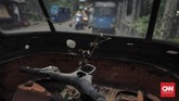 Sebagian lagi merapihkannya kembali untuk dijual kepada kolektor dengan harga sekitar Rp6 juta hingga Rp7 juta. (CNN Indonesia/Adhi Wicaksono)
