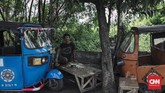 Bajaj, moda transportasi bermesin dua tak dan berbahan bakar bensin ini masuk ke Jakarta pada 1975 di era Gubernur Ali Sadikin. (CNN Indonesia/Adhi Wicaksono)