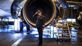 Ana Sousa (45) adalah seorang piloy Air Portugal. Dia sudah bertugas sebagai pilot di Lisbon selama 11 tahun. (AFP PHOTO / PATRICIA DE MELO MOREIRA)