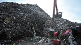Petugas mengoperasikan alat berat untuk memindahkan sampah di Tempat Pembuangan Akhir Sampah Sukawinatan, Palembang, 7 Maret 2018. Dinas Lingkungan Hidup dan Kebersihan Kota Palembang mencatat jumlah sampah yang diangkut dari seluruh TPS meningkat menjadi 1.200 ton pada hari libur. (ANTARA FOTO/Feny Selly)