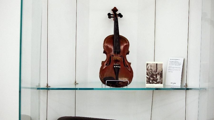 Biola kesayangan fisikawan ini dilelang di rumah lelang Bonhams seharga Rp 1,4 - Rp 2,1 miliar.
