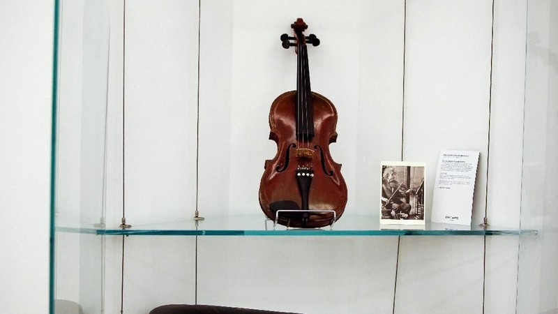 Biola kesayangan fisikawan ini dilelang di rumah lelang Bonhams seharga Rp 1,4 - Rp 2,1 miliar.