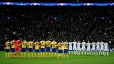 Para pemain Tottenham Hotspur dan Juventus mengheningkan cipta sebelum pertandingan di Stadion Wembley, Rabu (7/3), untuk mengenang mendiang kapten Fiorentina Davide Astori yang meninggalkan akhir pekan lalu. (Reuters/John Sibley)