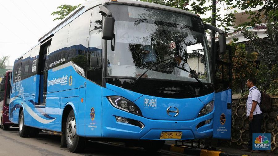 Penumpang tetap harus men-tap uang elektronik dari perbankan.