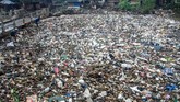 Seorang warga sedang mencari sampah yang bisa digunakan di antara sampah yang mengapung di sungai Citarum, Bandung, 3 Maret 2018. Sungai Citarum sempat membuat heboh dunia dengan sebutan sungai paling kotor sedunia. (AFP PHOTO / TIMUR MATAHARI)