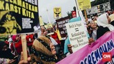 Dalam aksinya mereka mengajukan sejumlah tuntutan seperti kesetaraan hak untuk perempuan, menolak eksploitasi terhadap perempuan, menuntut akses perlindungan dan pemulihan bagi korban kejahatan seksual, serta upah yang layak.