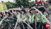Aksi ratusan perempuan itu mendapat pengawalan dari aparat gabungan TNI dan Polri. Kedua institusi itu mengerahkan personel wanita yang didukung oleh personel pria untuk mengamankan aksi tersebut.