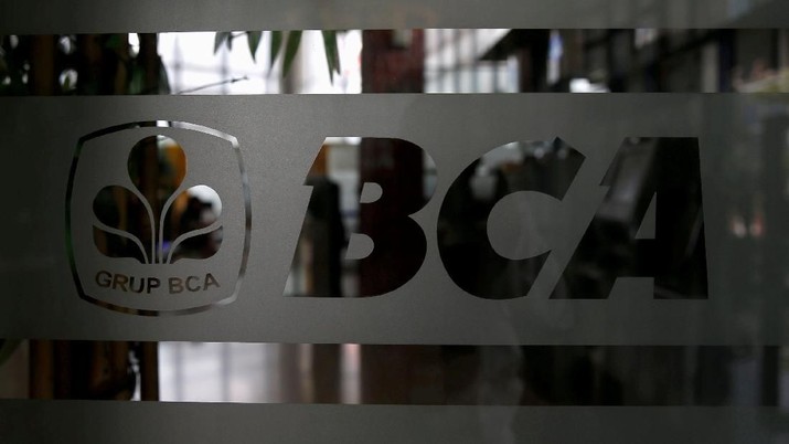 BCA FILE PHOTO: Logo of Bank Central Asia Tbk (BCA) seen at BCA branch office in Jakarta, Indonesia, July 12, 2016. REUTERS/Beawiharta/File Photo