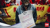 Aksi massa di Hari Perempuan Internasional tak sepenuhnya didominasi perempuan. Aksi ini juga didukung oleh kaum pria yang peduli terhadap pemenuhan dan perlindungan hak-hak perempuan.