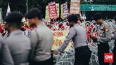 Aksi yang digelar dari pagi hingga sore ini berjalan tanpa ada gangguan keamanan yang berarti. Namun aparat tetap siaga mengawal aksi tersebut hingga berakhir.