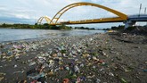 Sampah berserakan di muara sungai dekat Jembatan Kuning Kota Palu, Sulawesi Tengah, Jumat (9/2). Kurangnya kesadaran warga dalam membuang sampah menyebabkan kawasan wisata dan ikon Kota Palu itu menjadi jorok dan bau. (ANTARA FOTO/Basri Marzuki)