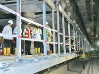 Jokowi Targetkan MRT Beroperasi Maret 2019