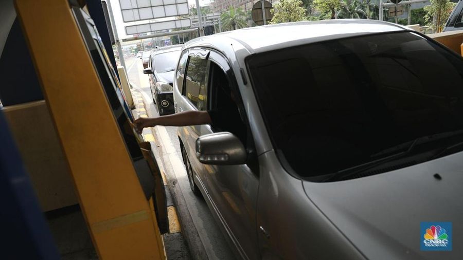 Dari sisi elektronifikasi jalan tol, BI akan mempercepat implementasi masuk tol tanpa tap.