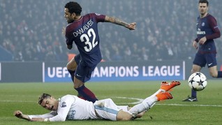 Dani Alves Tempelkan Ingus ke Ronaldo di PSG vs Real Madrid