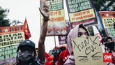 Kritik keras dalam aksi ini datang dari gerakan perempuan dari kalangan buruh. Saat aksi, massa dari Gabungan Serikat Buruh Indonesia (GSBI) menyebut pemerintahan Jokowi belum mampu memenuhi hak-hak buruh perempuan. Mereka juga menyebut pemerintahan Jokowi antirakyat.