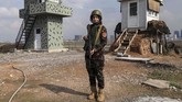 Menjadi seorang tentara Irak Kurdi Peshmerga bukan pilihan yang biasa. Arazo Qadri adalah seorang tentara perempuan yang dianggap tangguh karena mengisi profesi yang biasanya dilakukan pria. (AFP PHOTO / SAFIN HAMED).