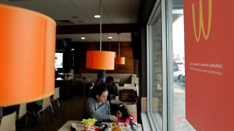 Menyambut Hari Perempuan Internasional, McDonalds membuat langkah branding yang unik dengan membalik huru ikon M menjadi W.